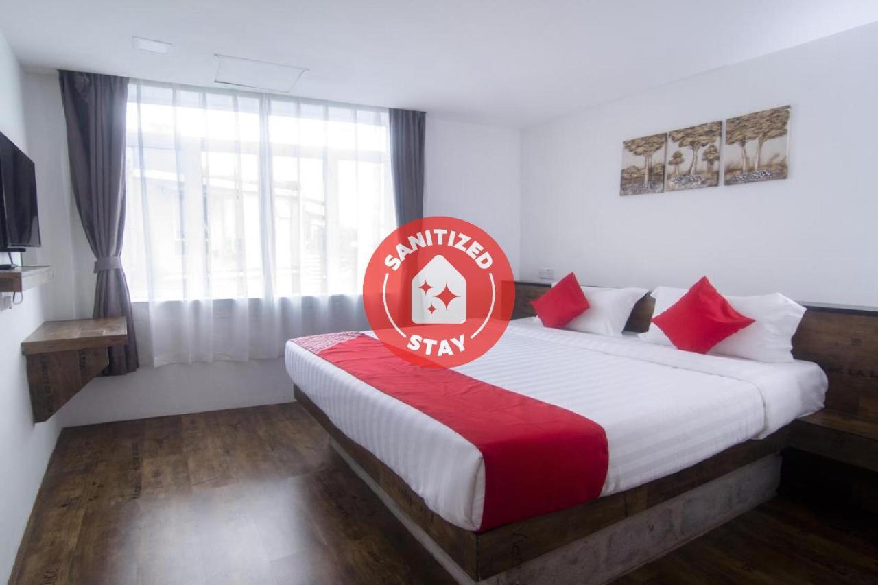 โอโย 836 มันดูระฮ์ รูม แอนด์ คาเฟ Hotel กูชิง ภายนอก รูปภาพ