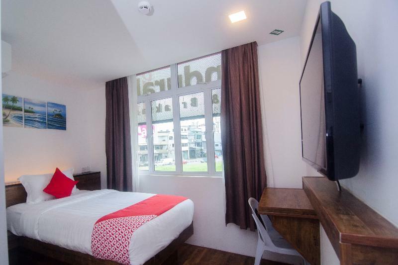 โอโย 836 มันดูระฮ์ รูม แอนด์ คาเฟ Hotel กูชิง ภายนอก รูปภาพ
