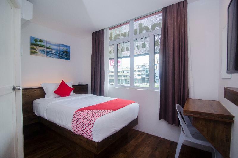 โอโย 836 มันดูระฮ์ รูม แอนด์ คาเฟ Hotel กูชิง ภายนอก รูปภาพ