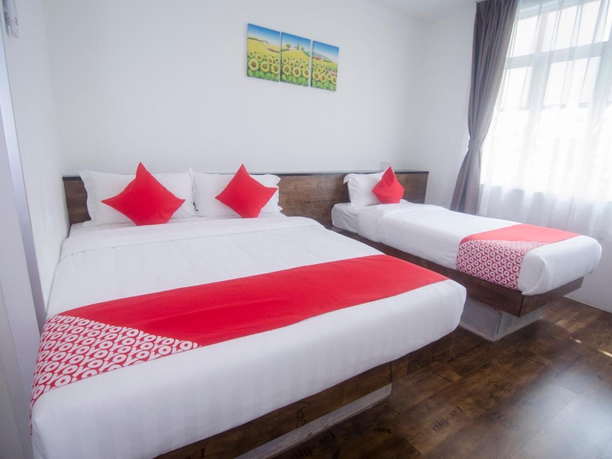 โอโย 836 มันดูระฮ์ รูม แอนด์ คาเฟ Hotel กูชิง ภายนอก รูปภาพ