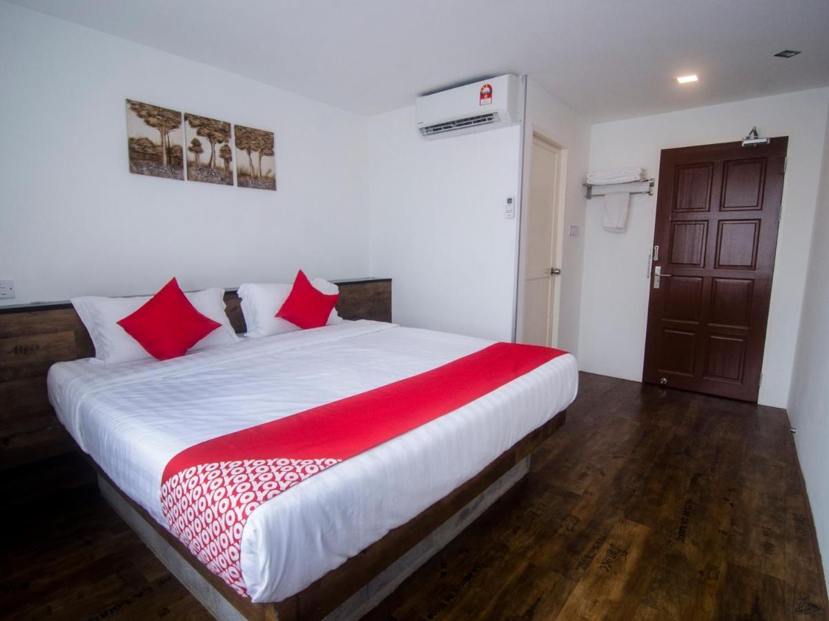 โอโย 836 มันดูระฮ์ รูม แอนด์ คาเฟ Hotel กูชิง ภายนอก รูปภาพ
