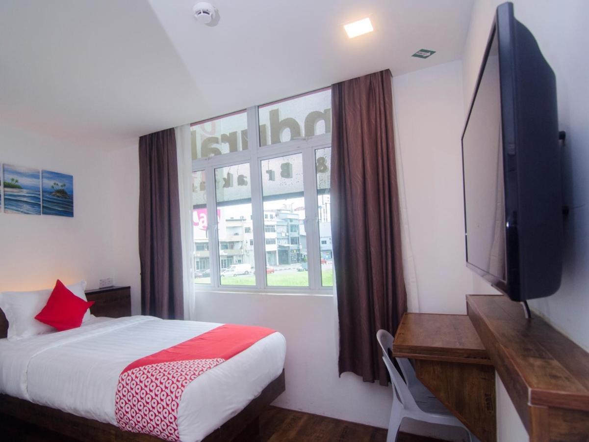 โอโย 836 มันดูระฮ์ รูม แอนด์ คาเฟ Hotel กูชิง ภายนอก รูปภาพ