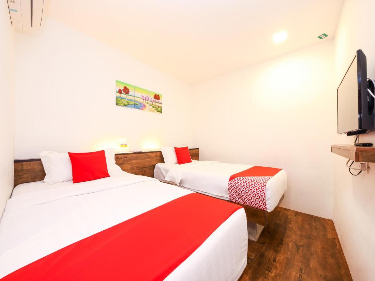 โอโย 836 มันดูระฮ์ รูม แอนด์ คาเฟ Hotel กูชิง ภายนอก รูปภาพ