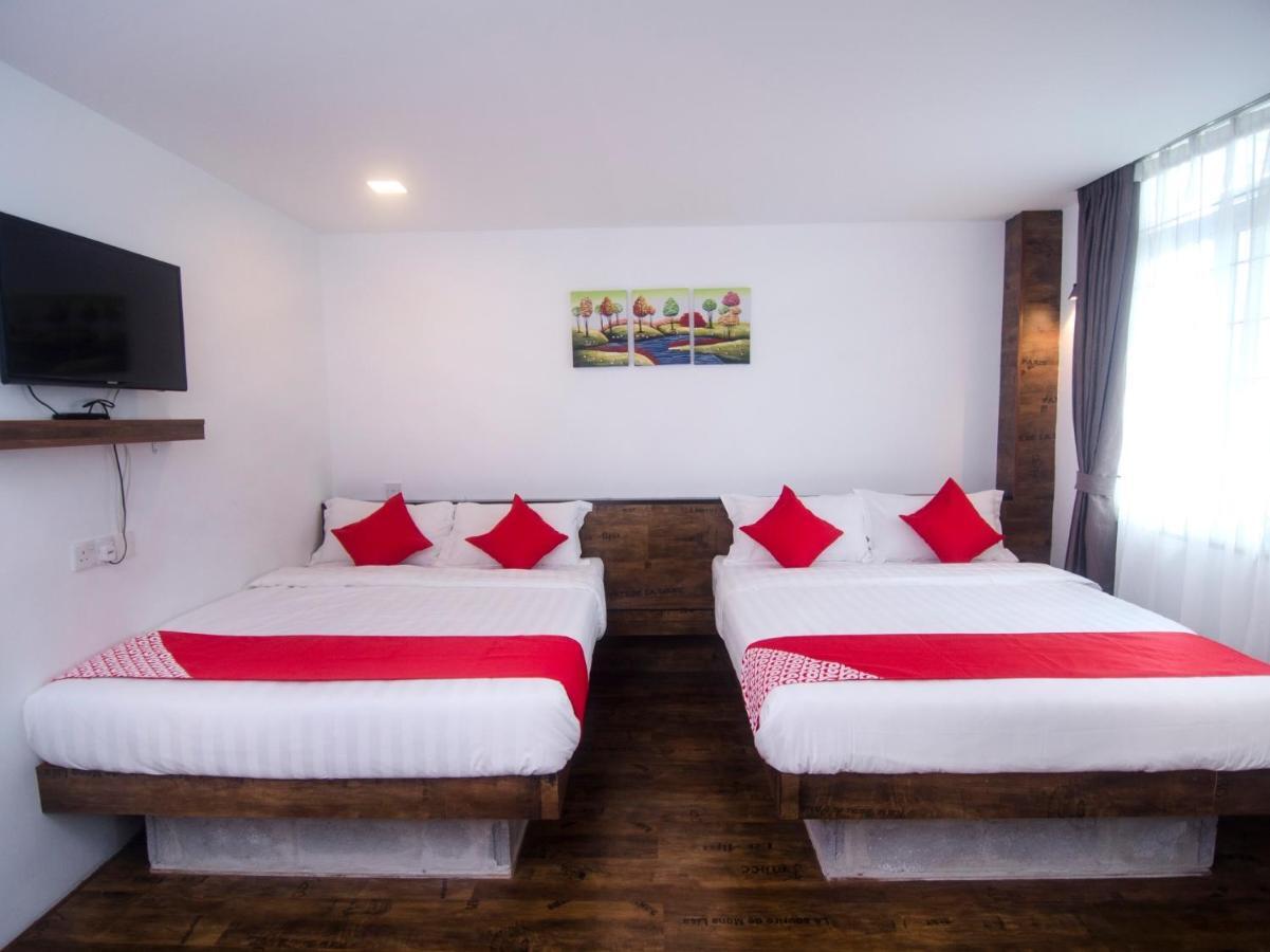 โอโย 836 มันดูระฮ์ รูม แอนด์ คาเฟ Hotel กูชิง ภายนอก รูปภาพ