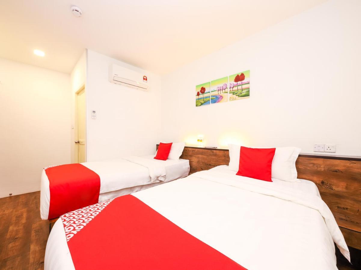 โอโย 836 มันดูระฮ์ รูม แอนด์ คาเฟ Hotel กูชิง ภายนอก รูปภาพ