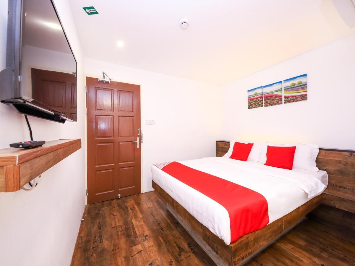 โอโย 836 มันดูระฮ์ รูม แอนด์ คาเฟ Hotel กูชิง ภายนอก รูปภาพ