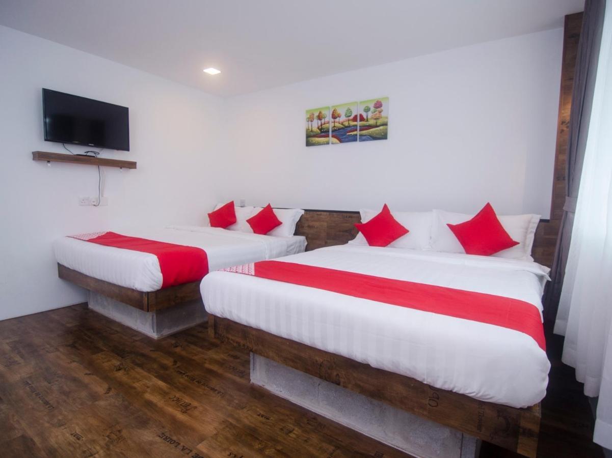 โอโย 836 มันดูระฮ์ รูม แอนด์ คาเฟ Hotel กูชิง ภายนอก รูปภาพ