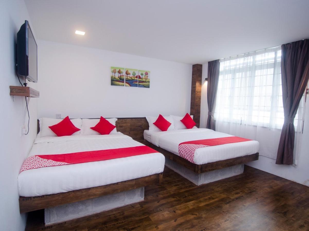 โอโย 836 มันดูระฮ์ รูม แอนด์ คาเฟ Hotel กูชิง ภายนอก รูปภาพ
