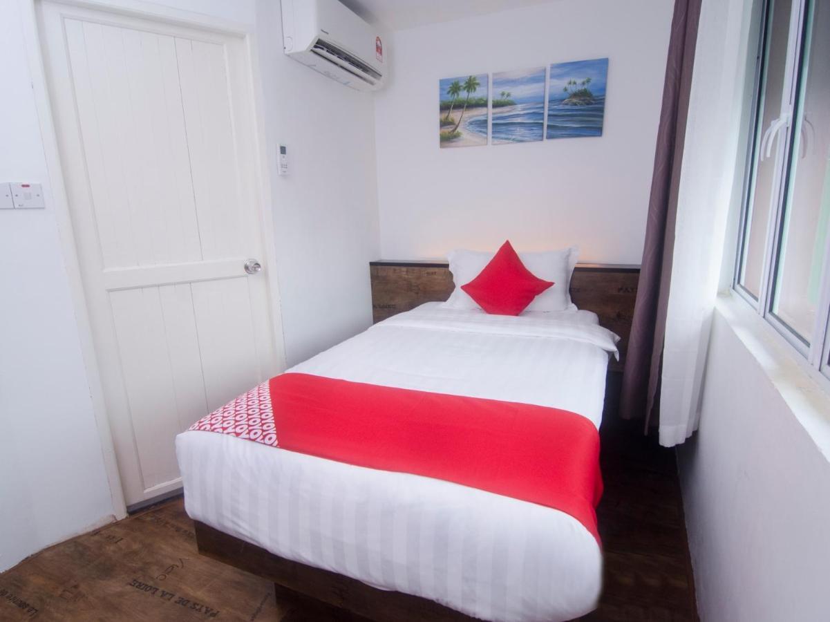 โอโย 836 มันดูระฮ์ รูม แอนด์ คาเฟ Hotel กูชิง ภายนอก รูปภาพ